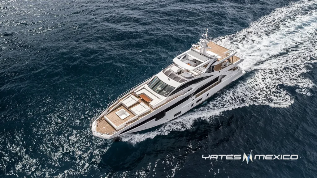 Yate Azimut 116 modelo 2019 navegando en mar abierto, visto desde un dron, representado por YatesMexico en una transacción de más de $10 millones de dólares.
