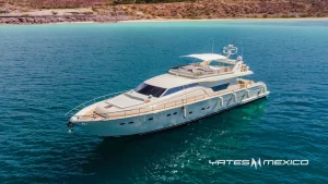 Vista lateral del yate Ferretti 80’ 1997 en aguas turquesa de La Paz, Baja California Sur, con flybridge y diseño clásico italiano.