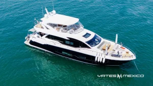 Vista aérea del yate Sunseeker 76’ 2019 en La Paz, Baja California Sur, con casco negro y superestructura blanca, ideal para 8 pasajeros con 4 cabinas y 4 baños.