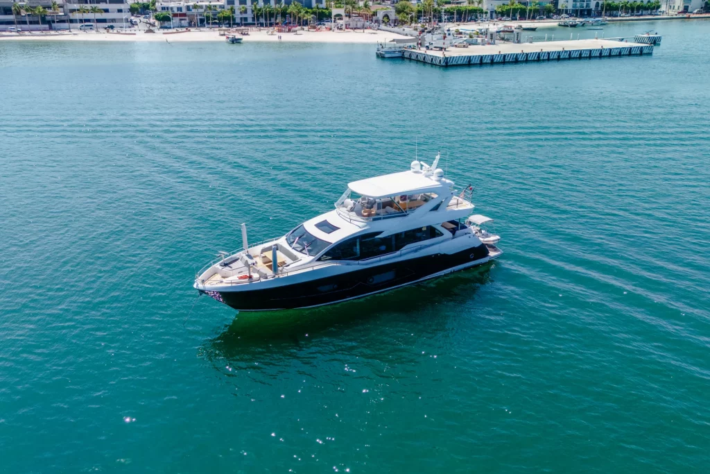 Vista aérea del yate Sunseeker 76’ 2019 en La Paz, Baja California Sur, con casco negro y superestructura blanca, ideal para 8 pasajeros con 4 cabinas y 4 baños.