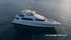 Yate Cheoy Lee Bravo 82’ del 2002 en venta en La Paz, Baja California Sur – vista aérea del yate navegando con logo de YatesMexico.