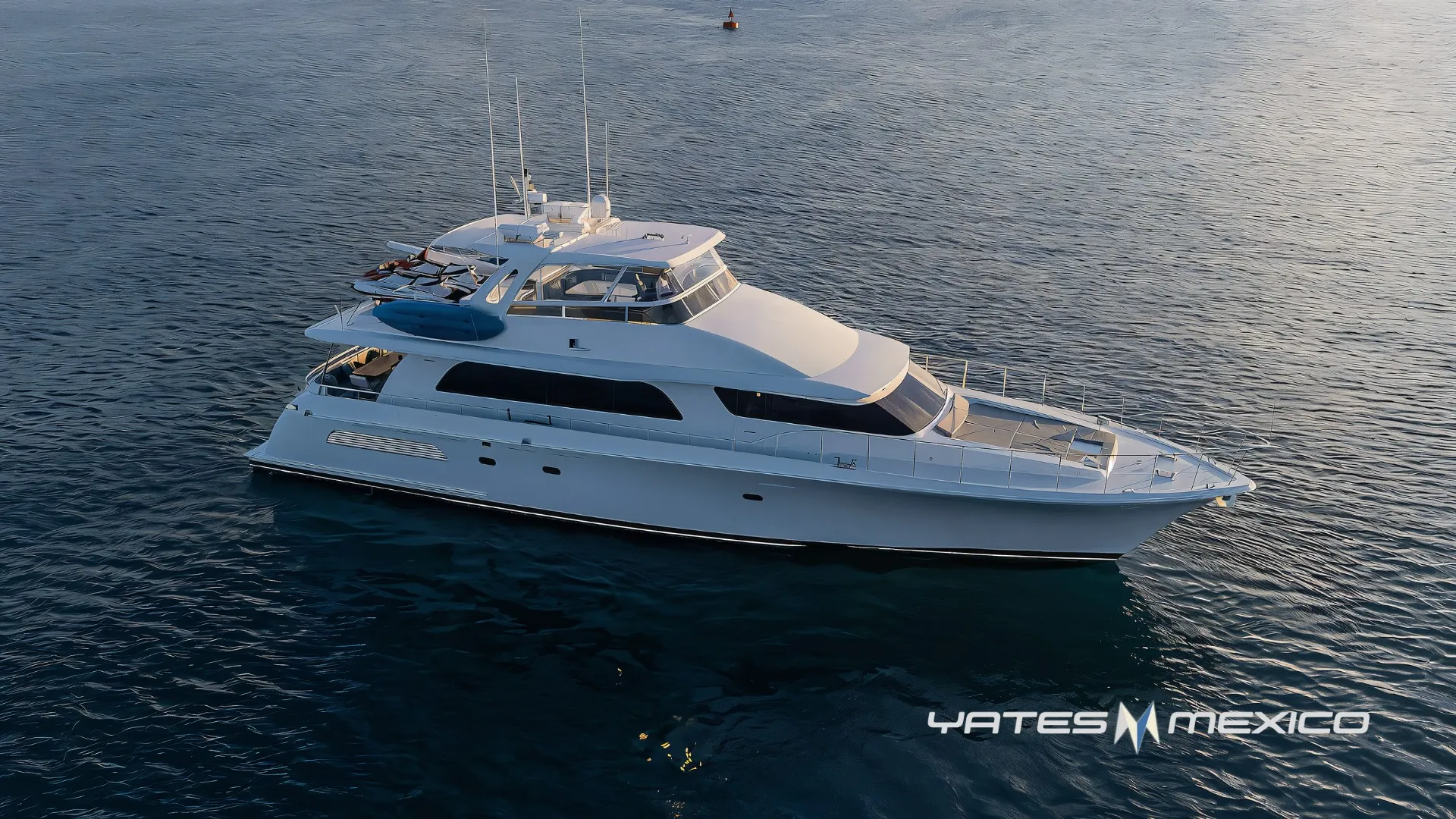 Yate Cheoy Lee Bravo 82’ del 2002 en venta en La Paz, Baja California Sur – vista aérea del yate navegando con logo de YatesMexico.