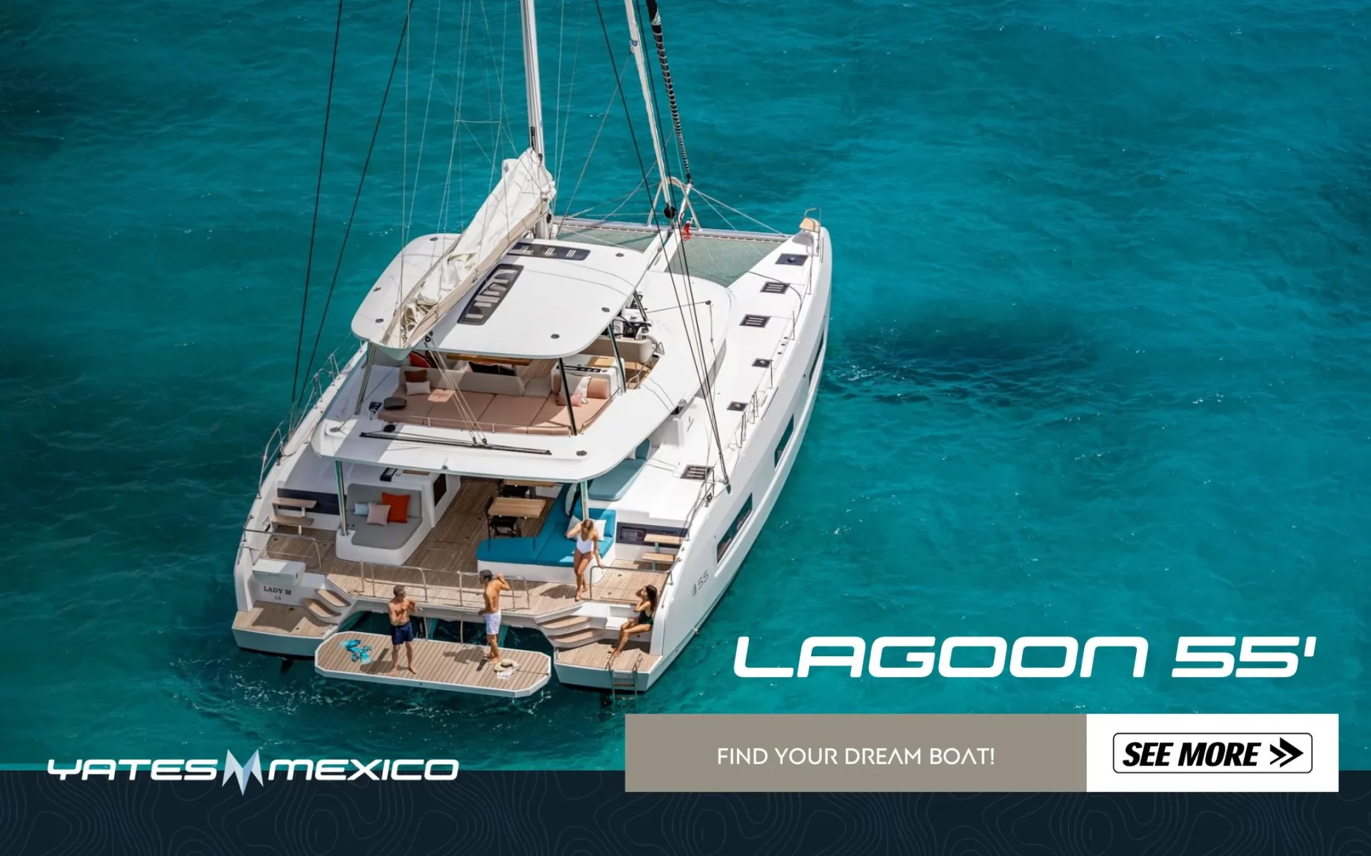 2023 Lagoon 55 catamarán de lujo con flybridge navegando en aguas turquesa, vista aérea, exclusivo de venta con YatesMexico.com