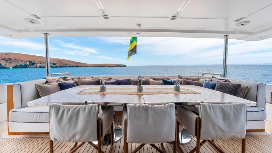 Aft deck · comedor exterior