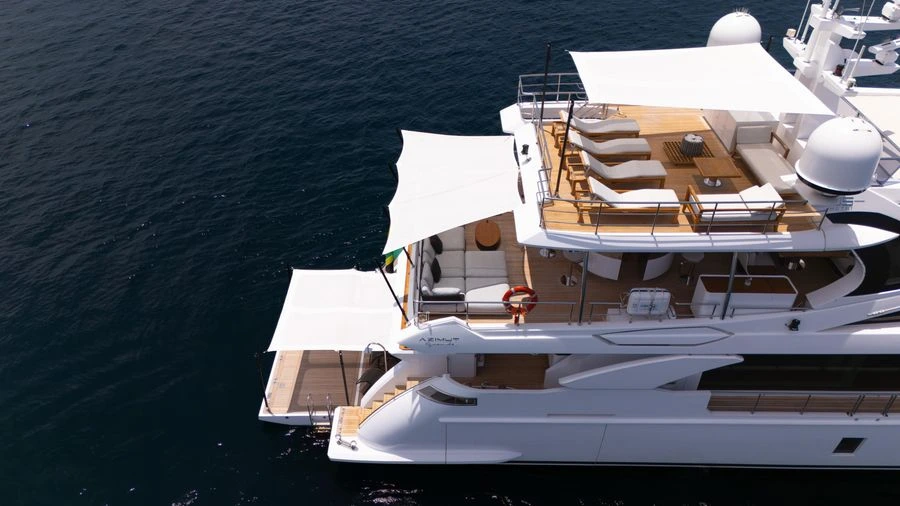 Flybridge · jacuzzi y bar