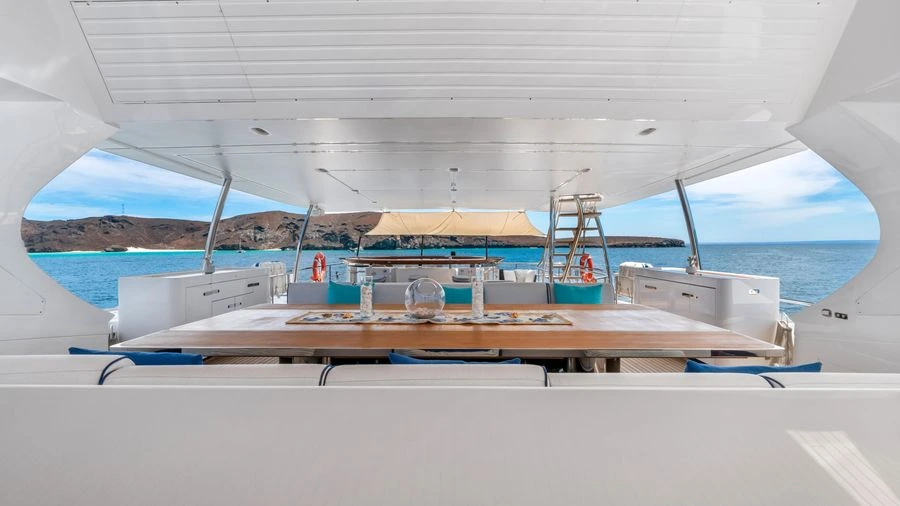 Upper aft deck · terraza superior
