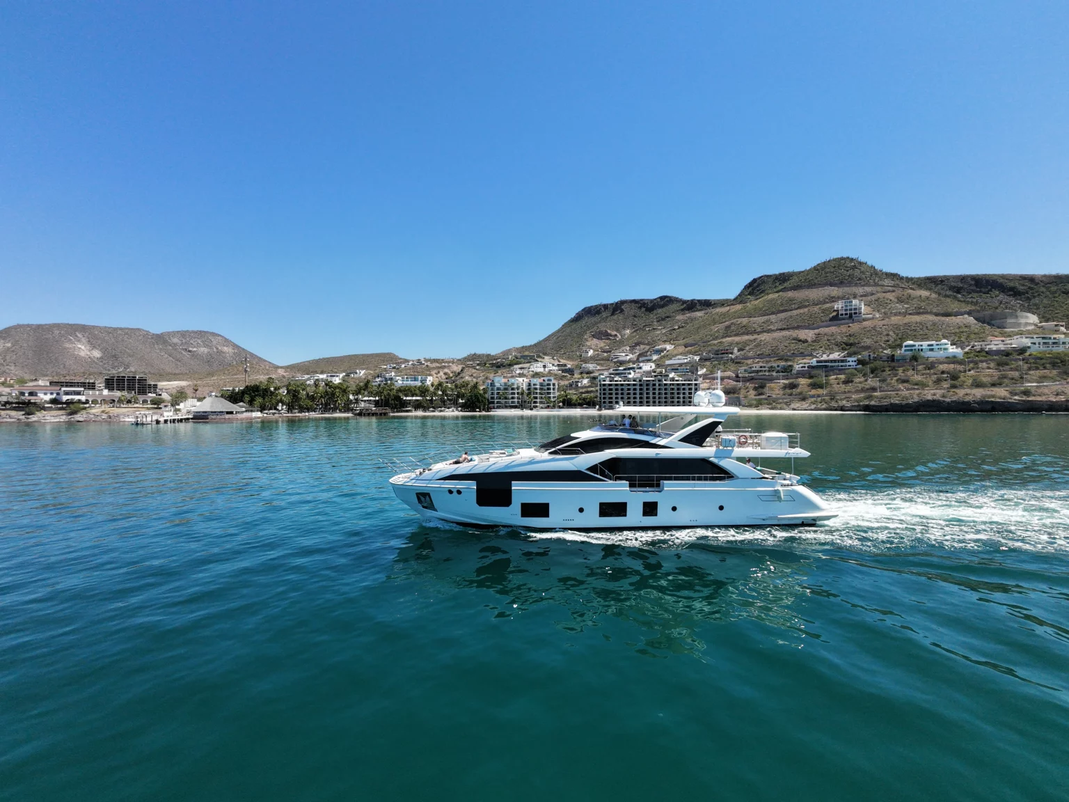 Yate de lujo navegando frente a La Paz, Baja California Sur