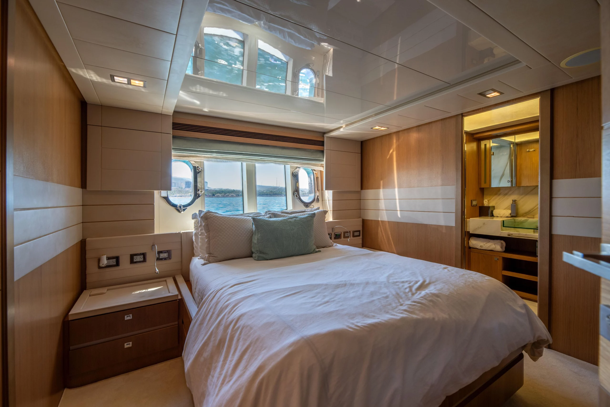 Mega Yacht Custom Line 100' en venta · Yates México · La Paz BCS