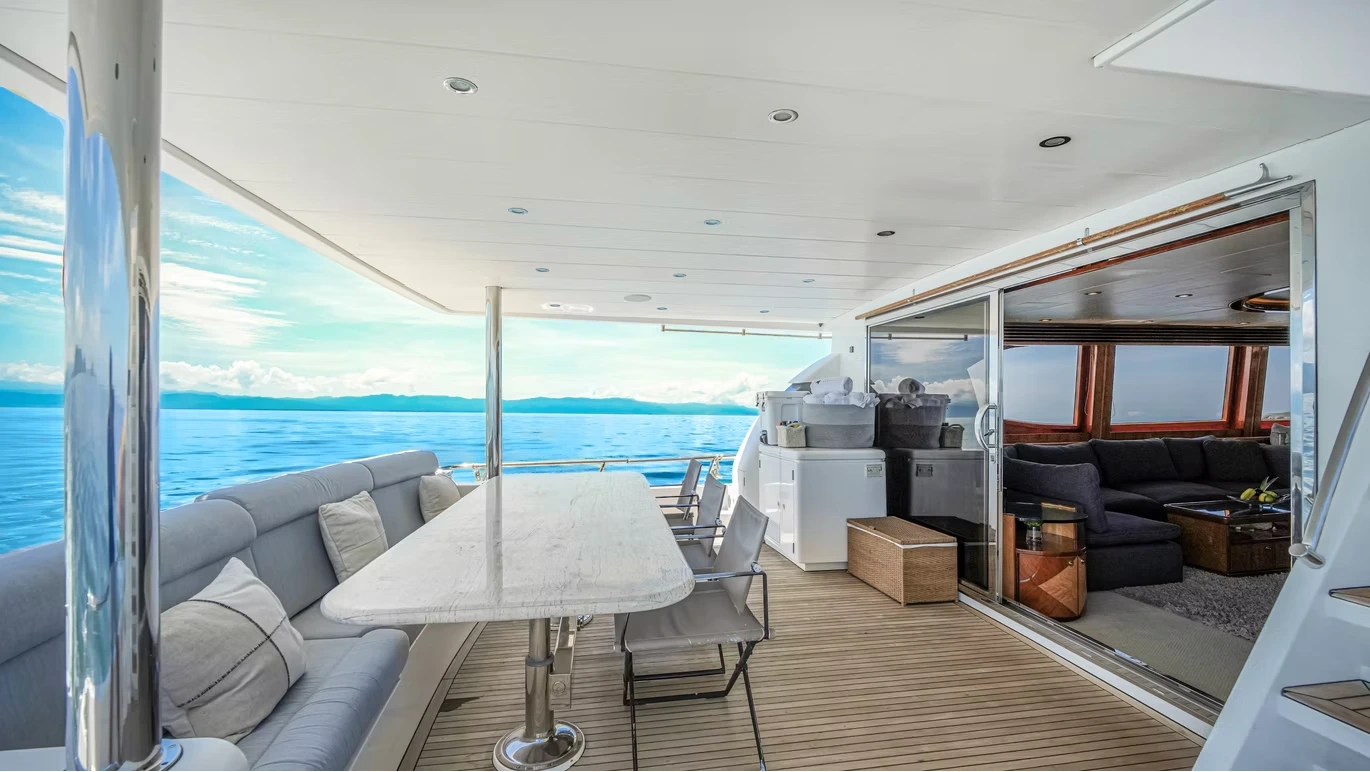 Aft deck · zona de descanso