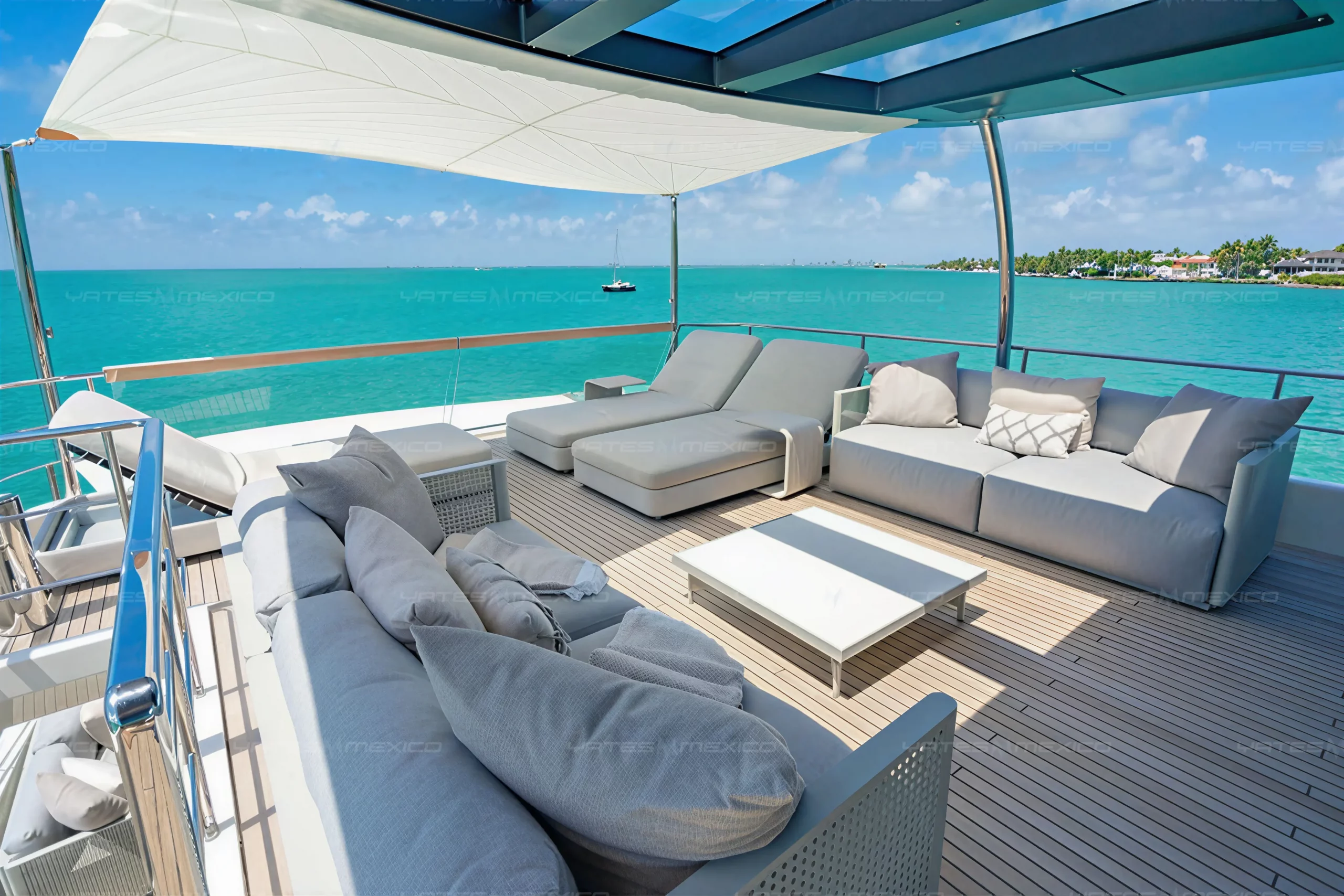 Flybridge jacuzzi