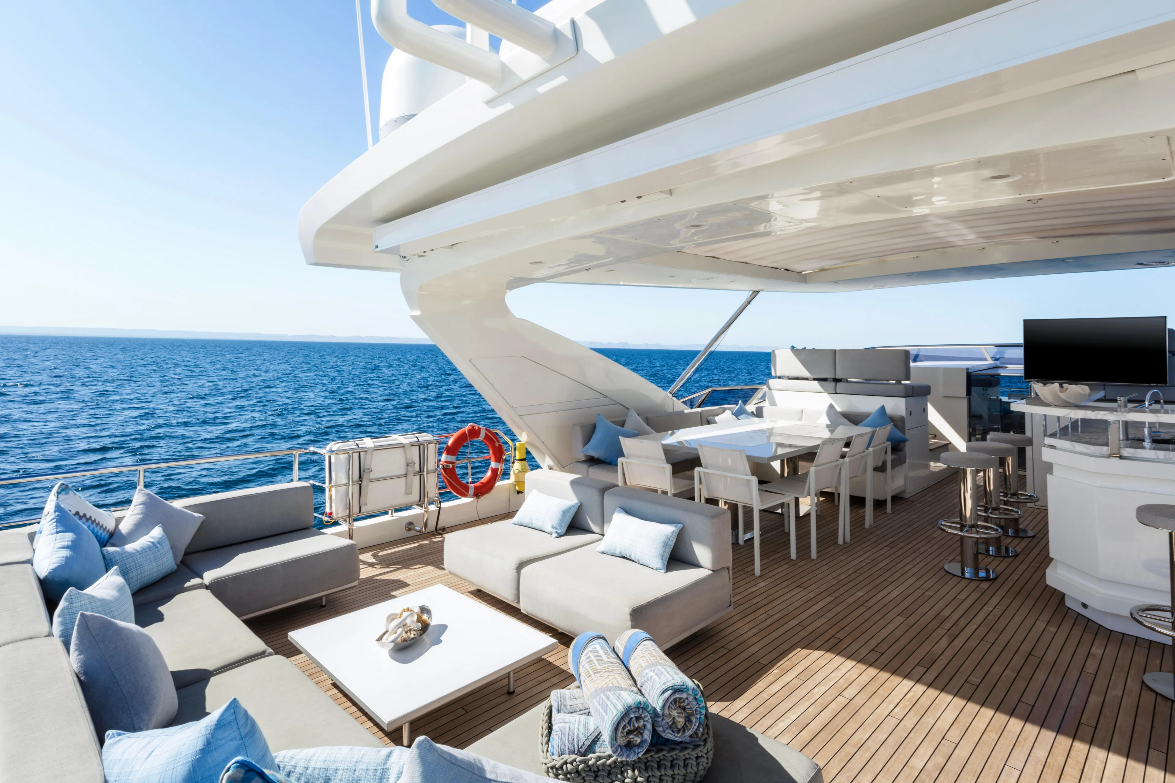 Azimut Grande 30M aftdeck y flybridge · Yates México · La Paz BCS