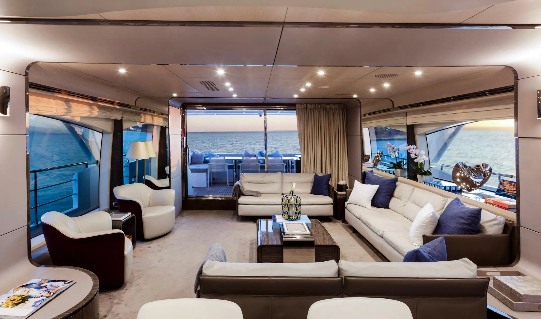 Azimut Grande 30M interior y main saloon · Yates México · La Paz BCS