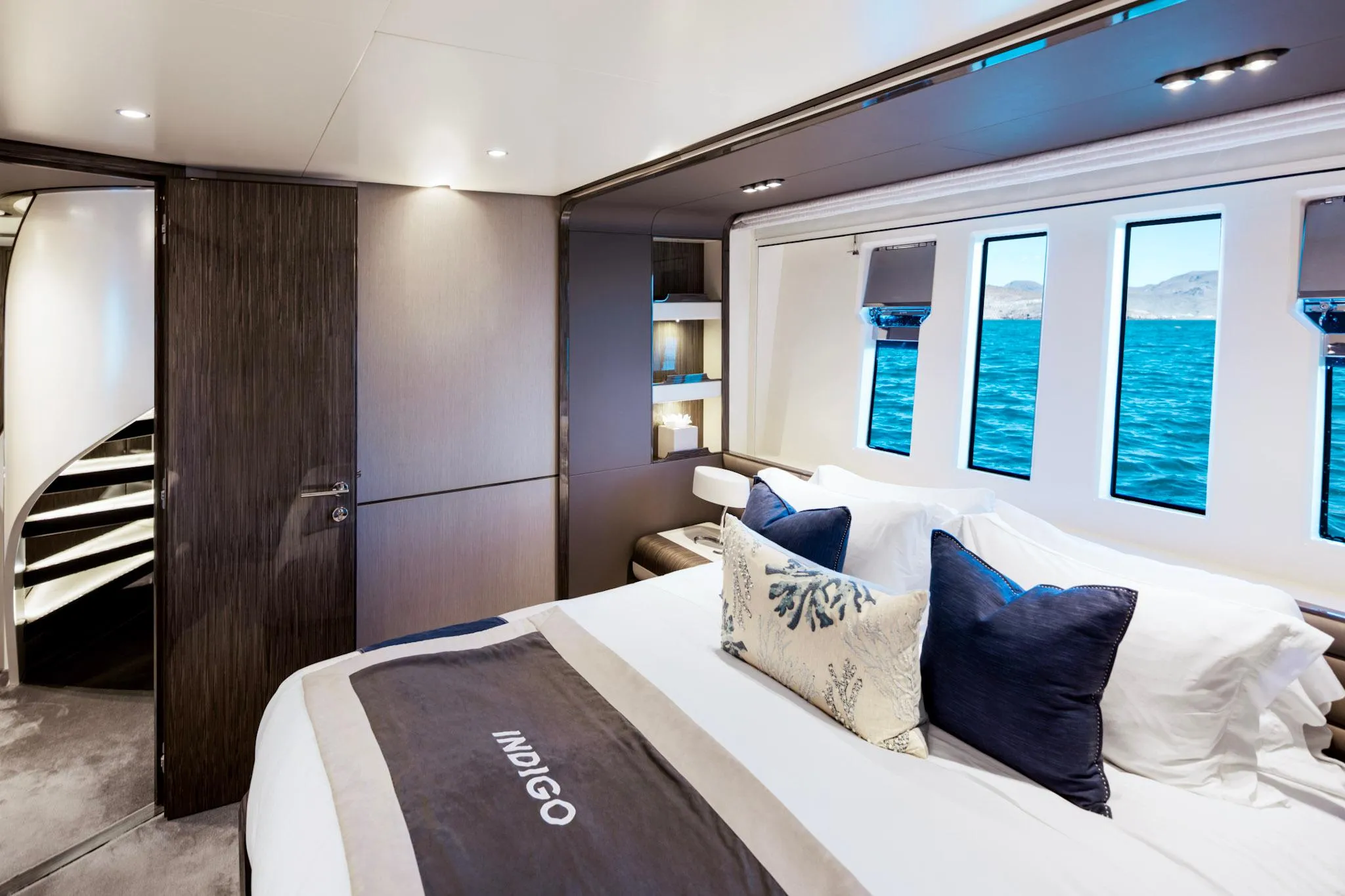 Azimut Grande 30M interior y main saloon · Yates México · La Paz BCS