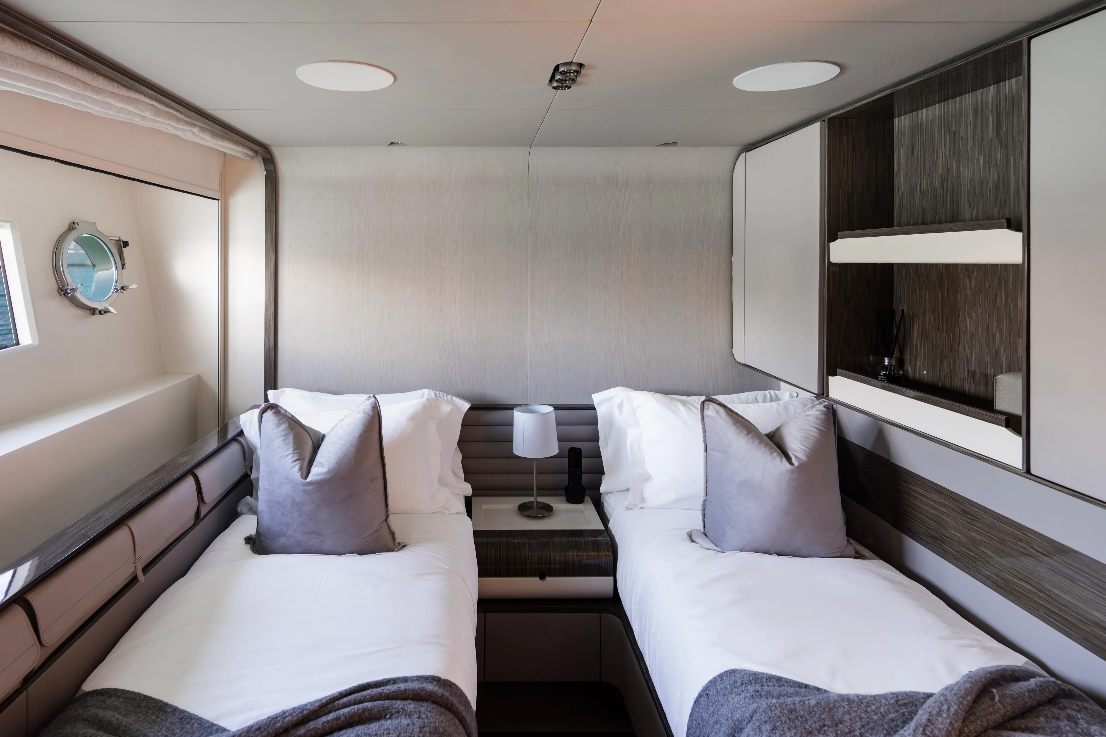 Azimut Grande 30M interior y main saloon · Yates México · La Paz BCS
