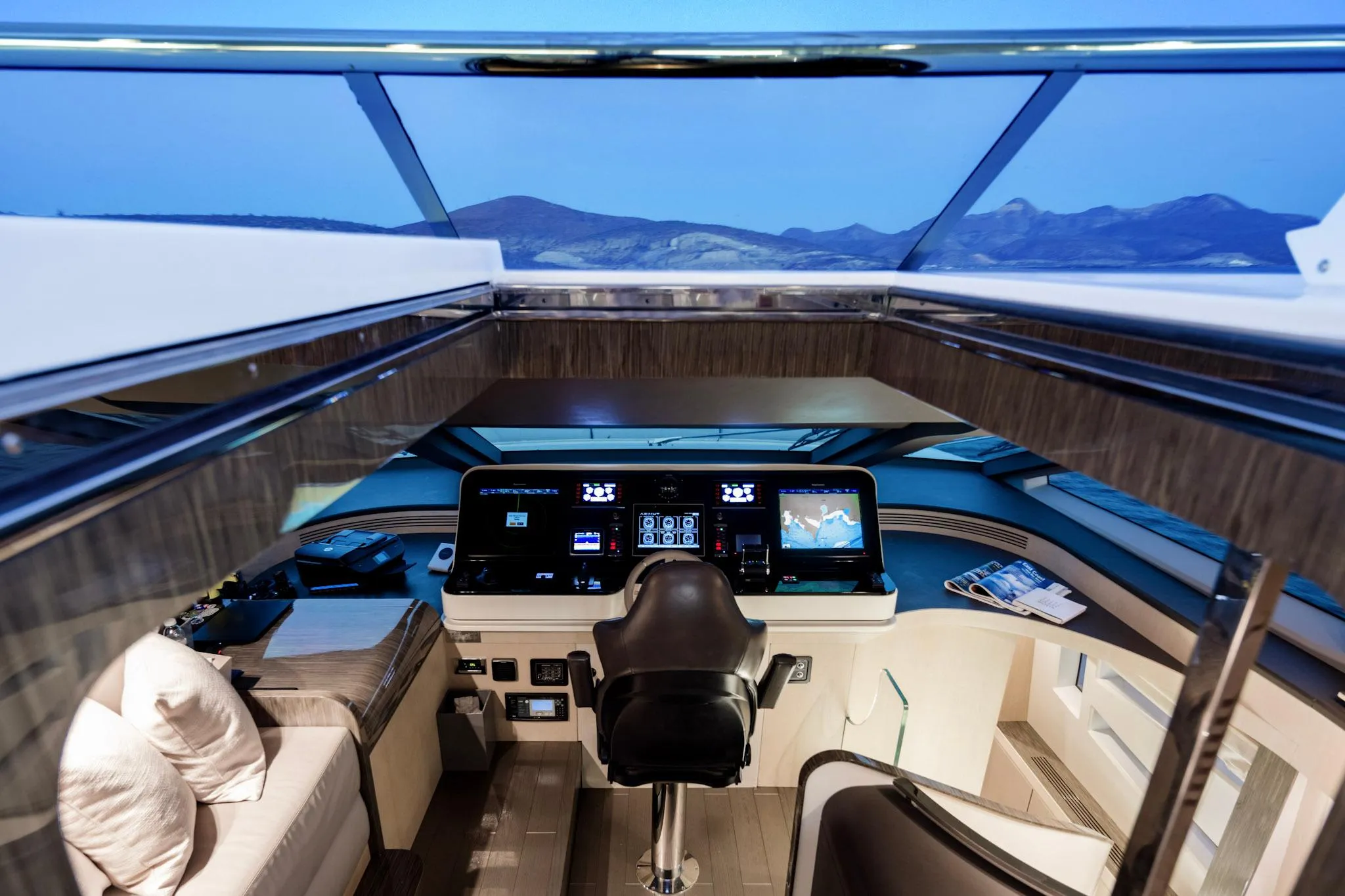 Azimut Grande 30M interior y main saloon · Yates México · La Paz BCS