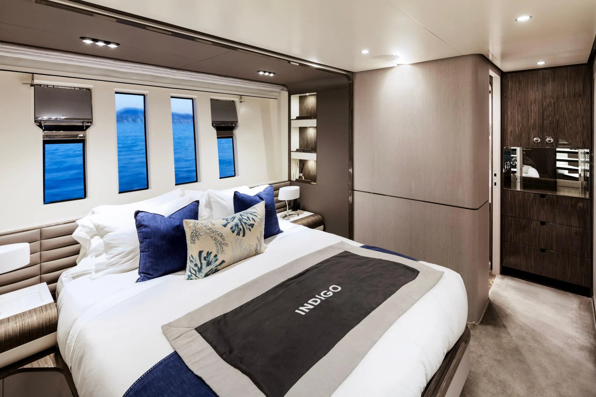 Azimut Grande 30M interior y main saloon · Yates México · La Paz BCS