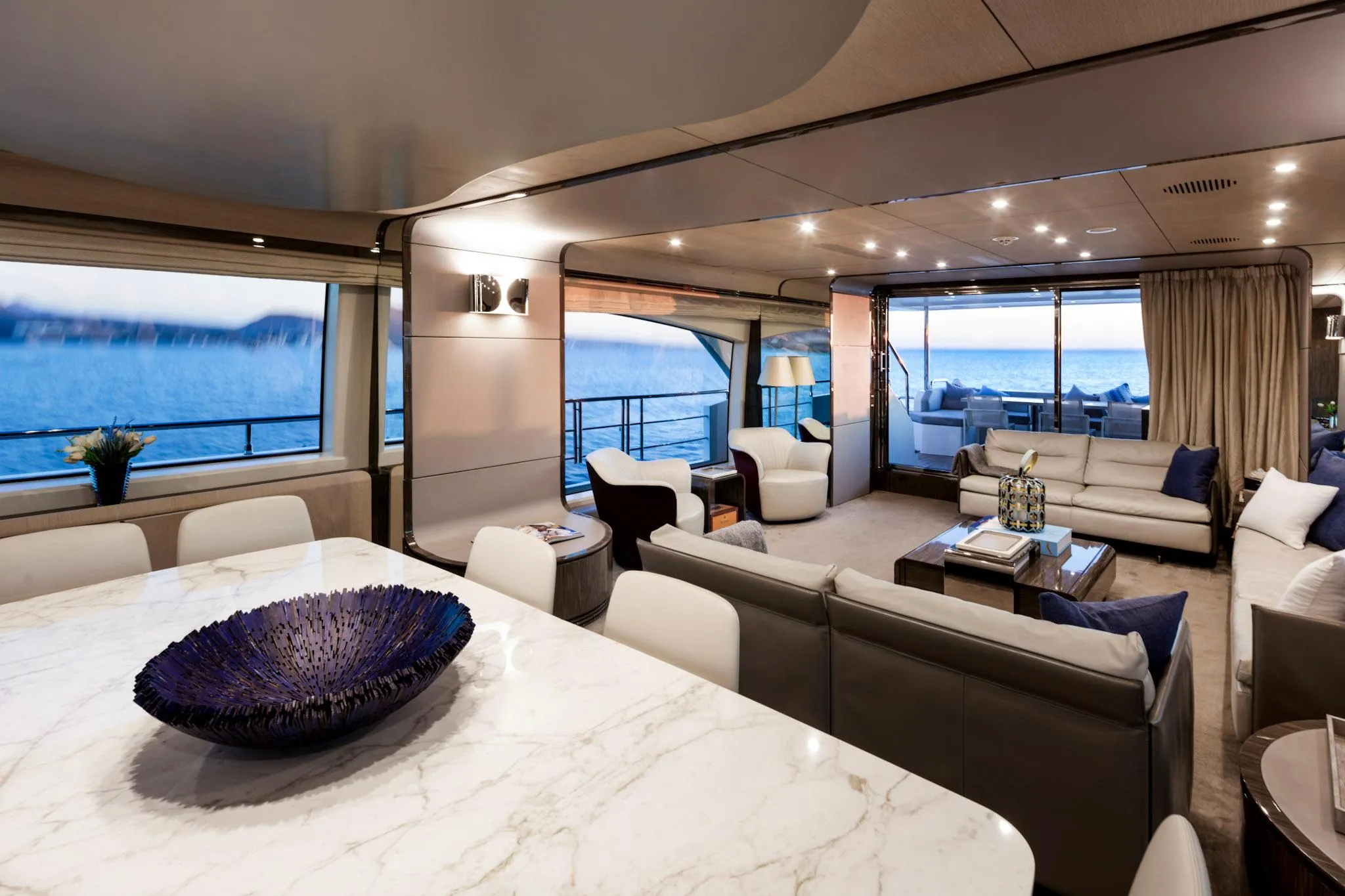 Azimut Grande 30M interior y main saloon · Yates México · La Paz BCS