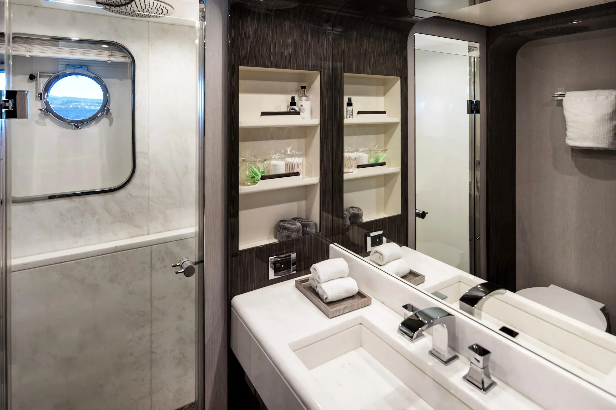 Azimut Grande 30M interior y main saloon · Yates México · La Paz BCS
