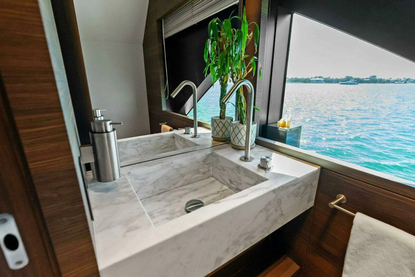 Custom Line Navetta 108 · Yate de lujo 108 ft · Yates México