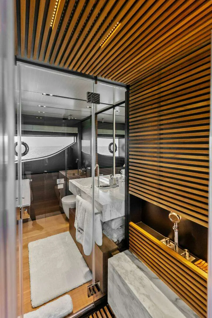 Custom Line Navetta 108 · Yate de lujo 108 ft · Yates México