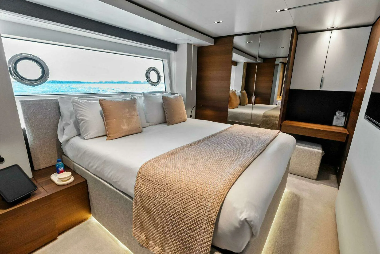 Custom Line Navetta 108 · Yate de lujo 108 ft · Yates México