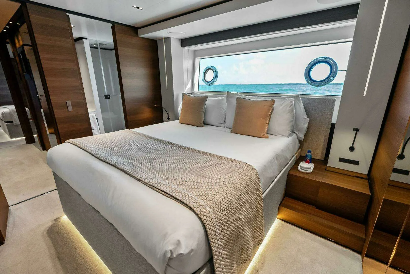 Custom Line Navetta 108 · Yate de lujo 108 ft · Yates México
