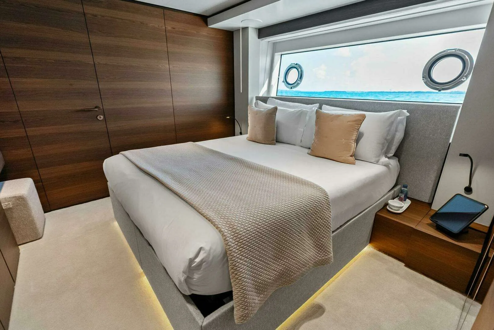 Custom Line Navetta 108 · Yate de lujo 108 ft · Yates México