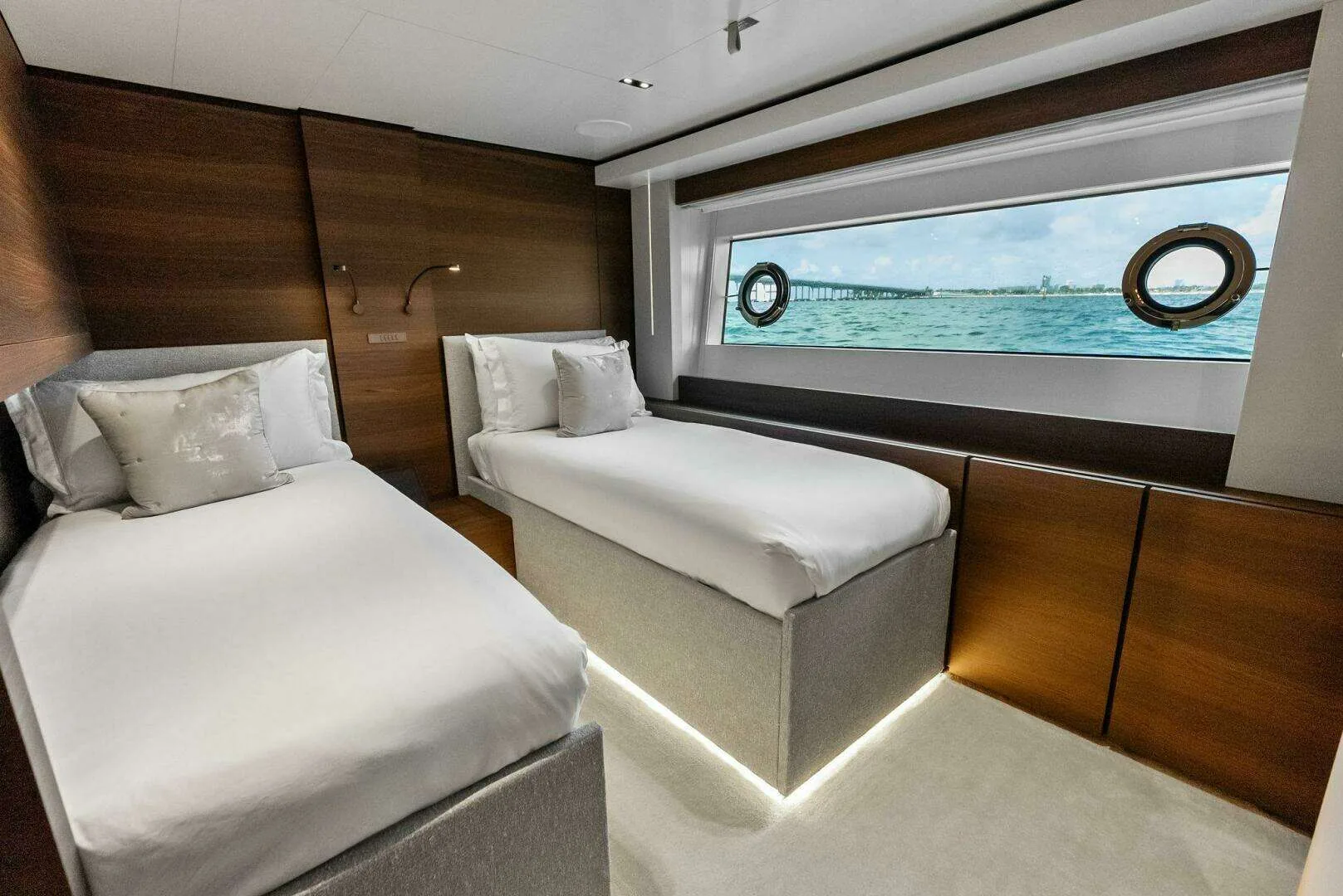 Custom Line Navetta 108 · Yate de lujo 108 ft · Yates México
