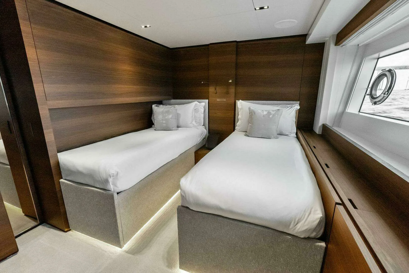 Custom Line Navetta 108 · Yate de lujo 108 ft · Yates México