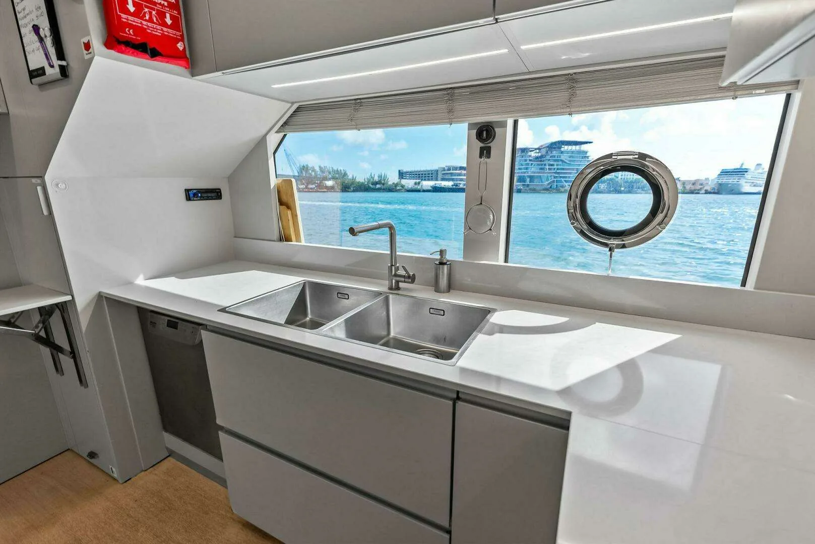 Custom Line Navetta 108 · Yate de lujo 108 ft · Yates México