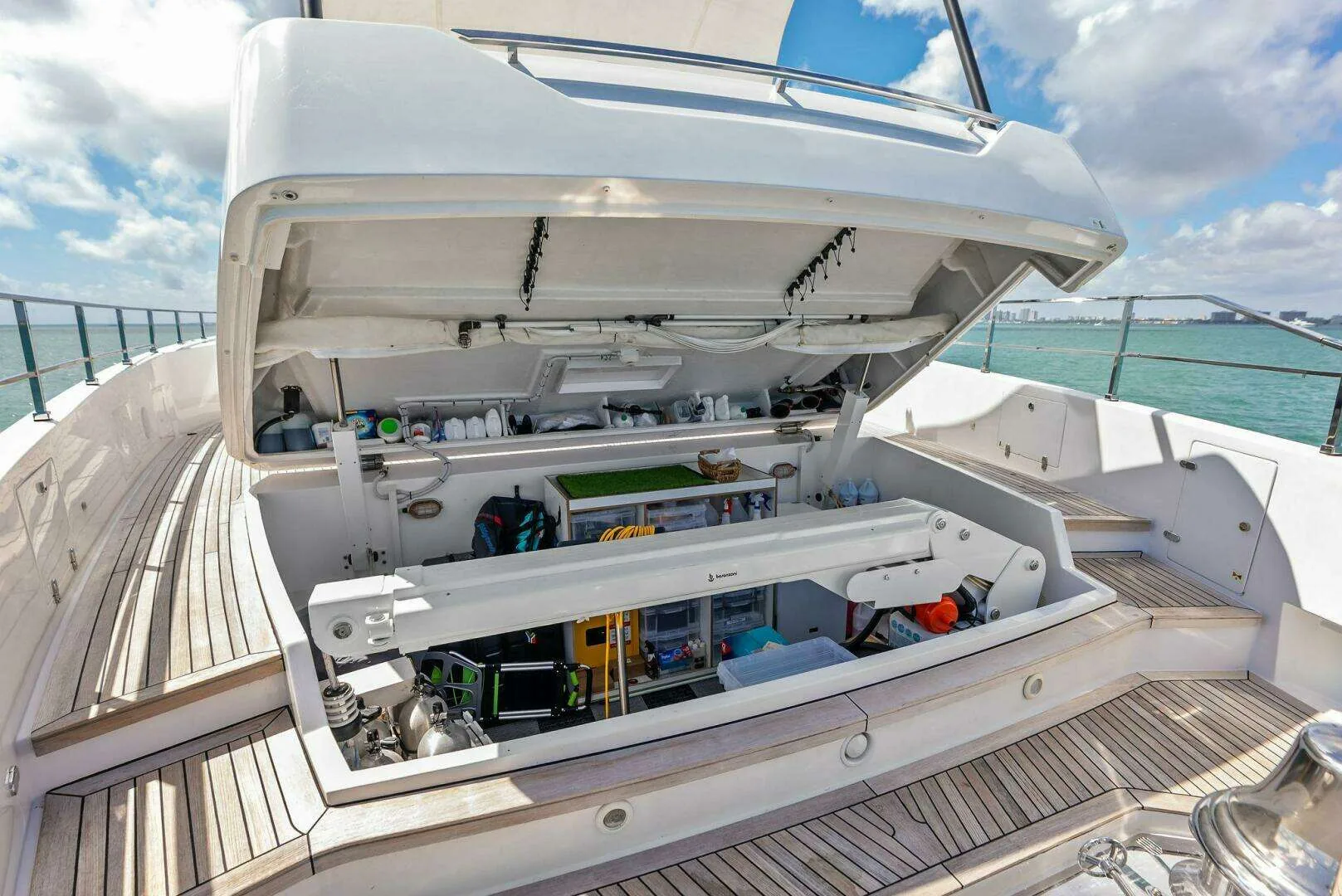Custom Line Navetta 108 · Yate de lujo 108 ft · Yates México