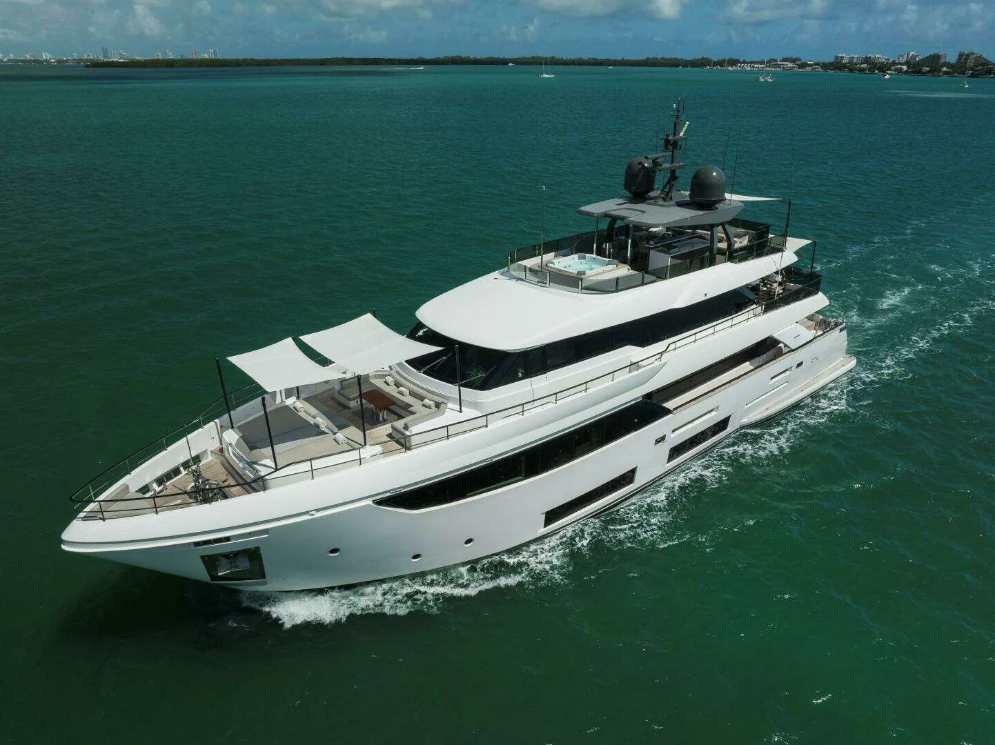 Custom Line Navetta 108 · Yate de lujo 108 ft · Yates México