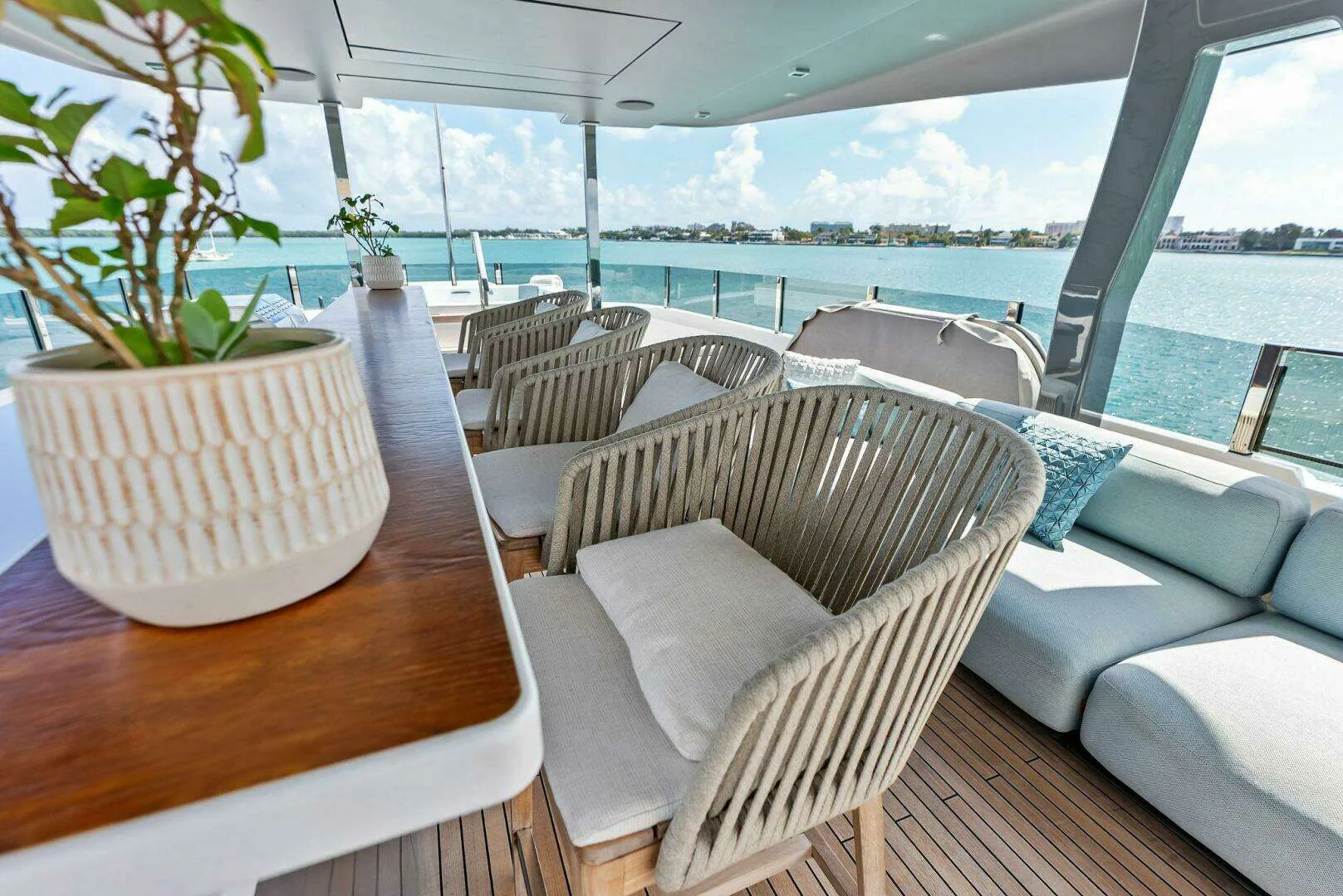 Custom Line Navetta 108 · Yate de lujo 108 ft · Yates México