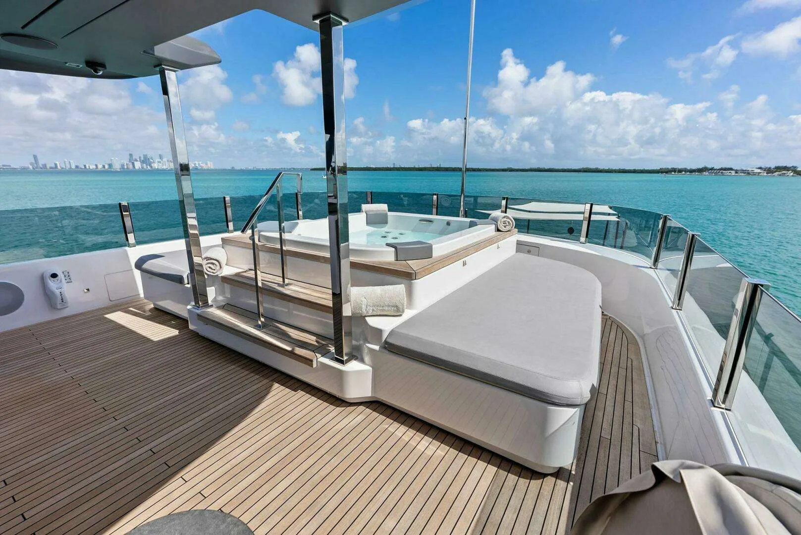 Custom Line Navetta 108 · Yate de lujo 108 ft · Yates México