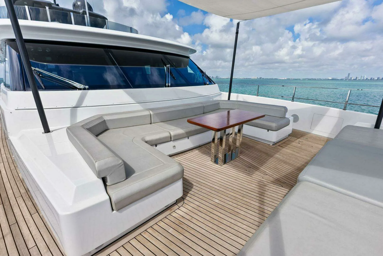 Custom Line Navetta 108 · Yate de lujo 108 ft · Yates México