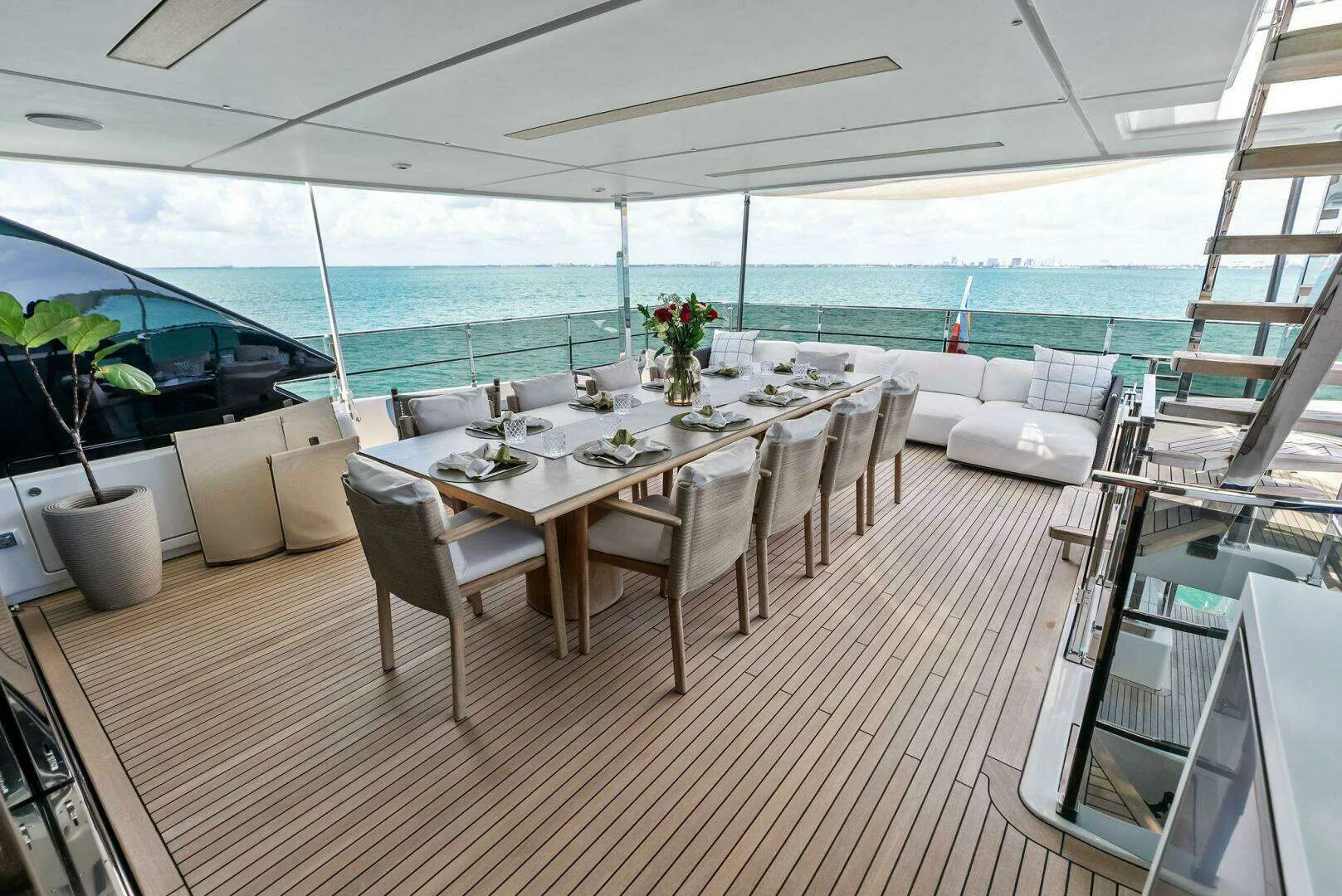 Custom Line Navetta 108 · Yate de lujo 108 ft · Yates México