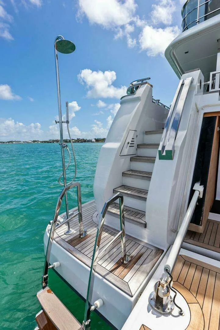 Custom Line Navetta 108 · Yate de lujo 108 ft · Yates México