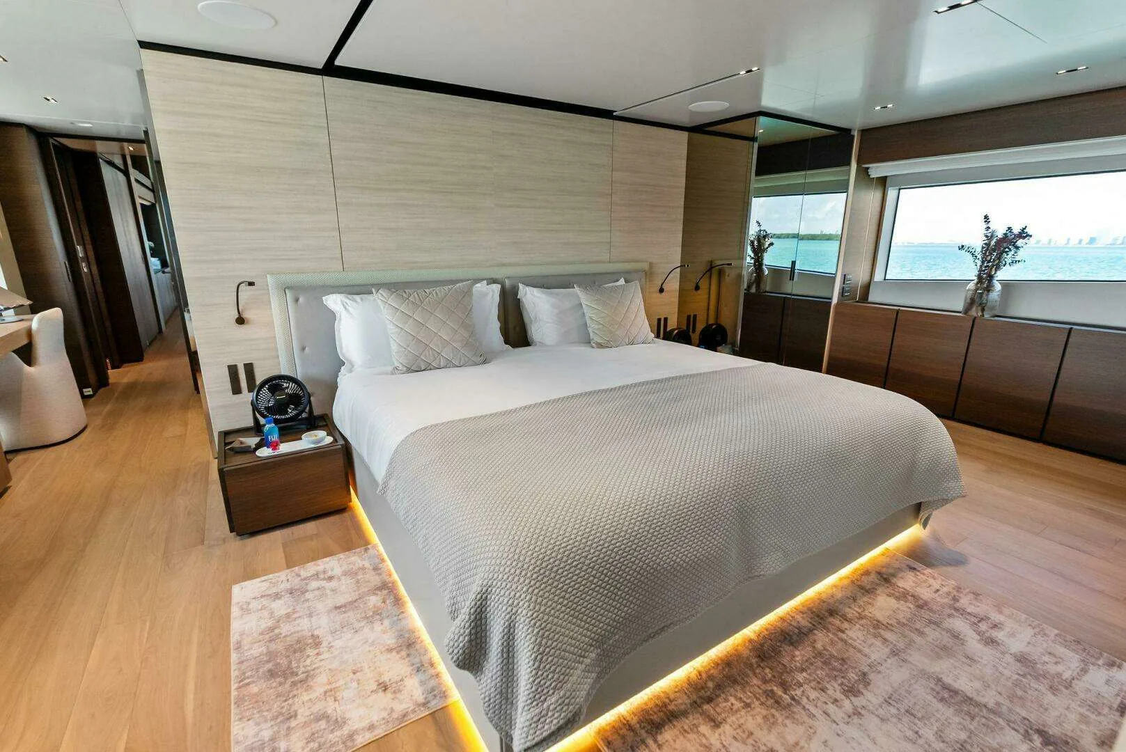Custom Line Navetta 108 · Yate de lujo 108 ft · Yates México