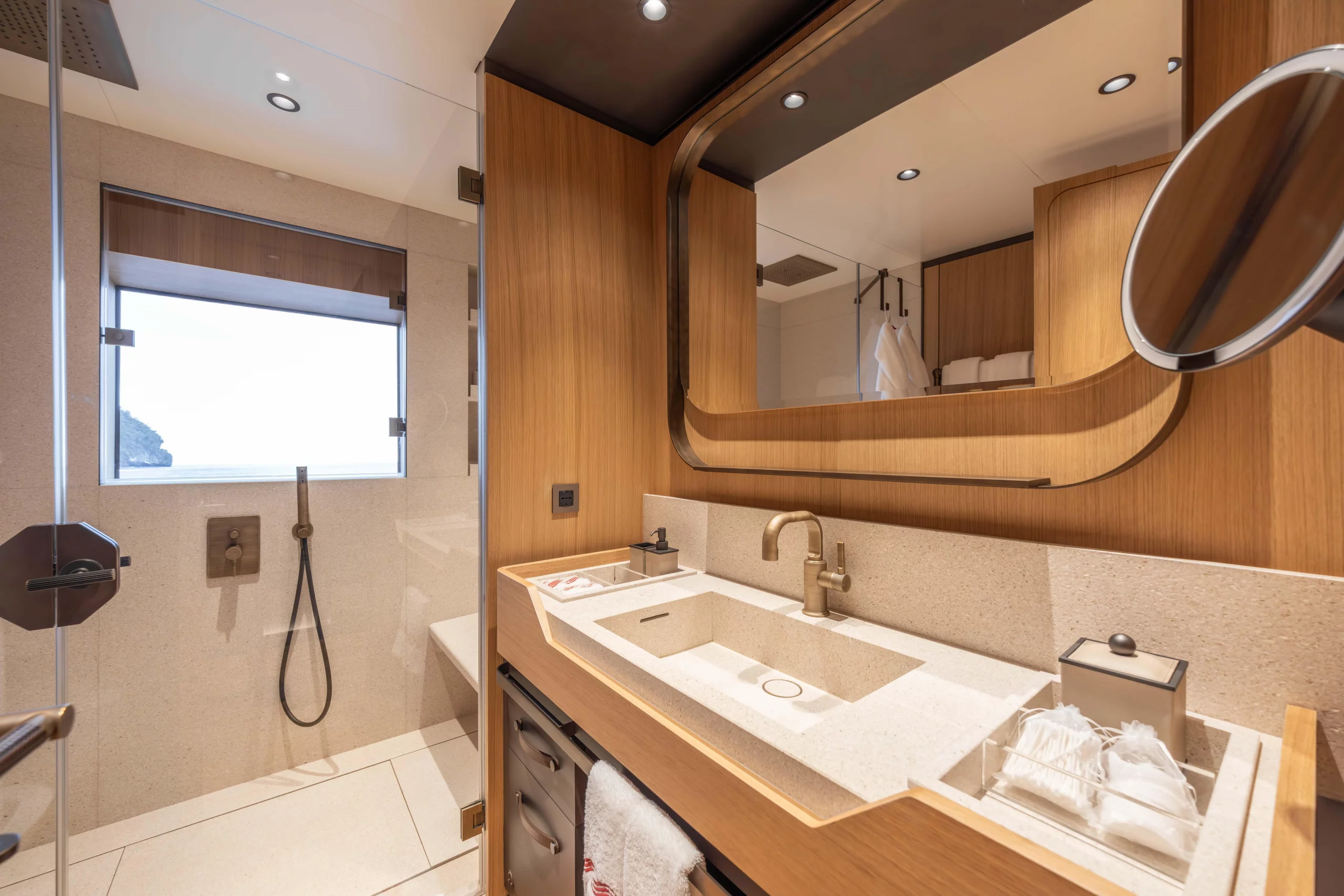 Explorer superyate Rossinavi 195' en venta · Yates México · Belice