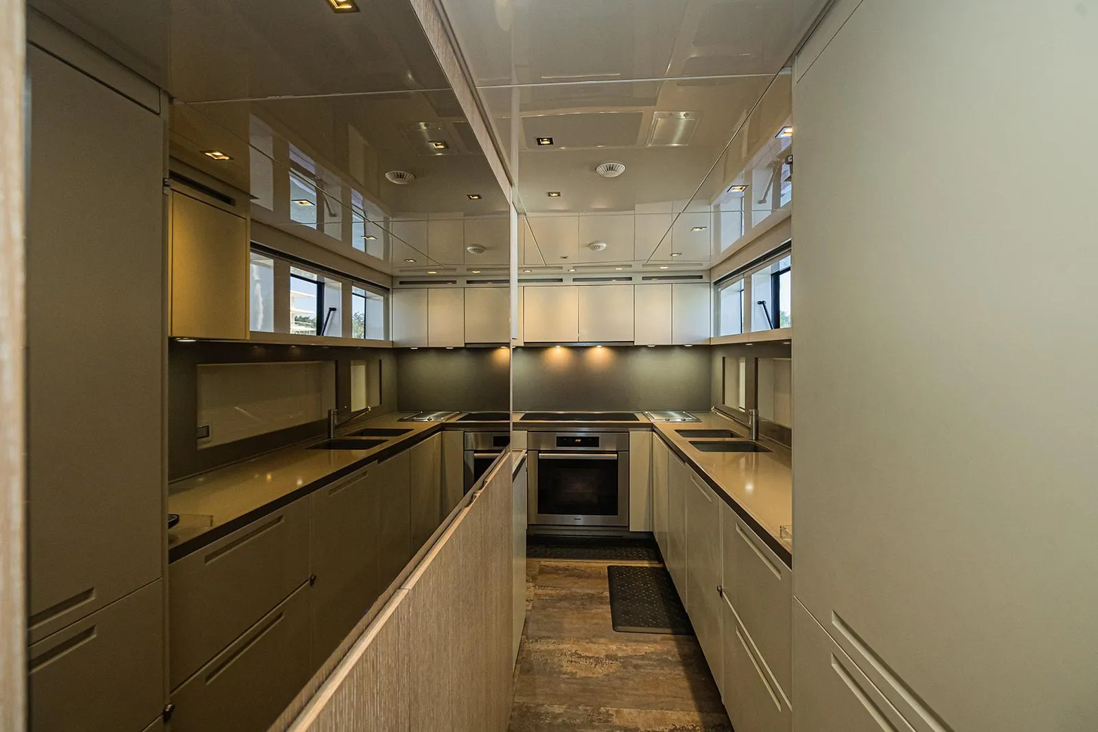 Sanlorenzo SL104 interior y salón principal en venta · Yates México · Cozumel