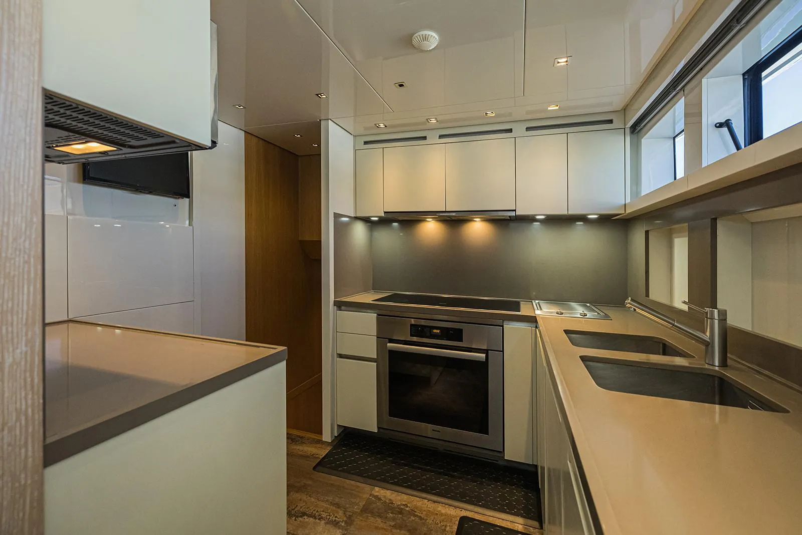 Sanlorenzo SL104 interior y salón principal en venta · Yates México · Cozumel