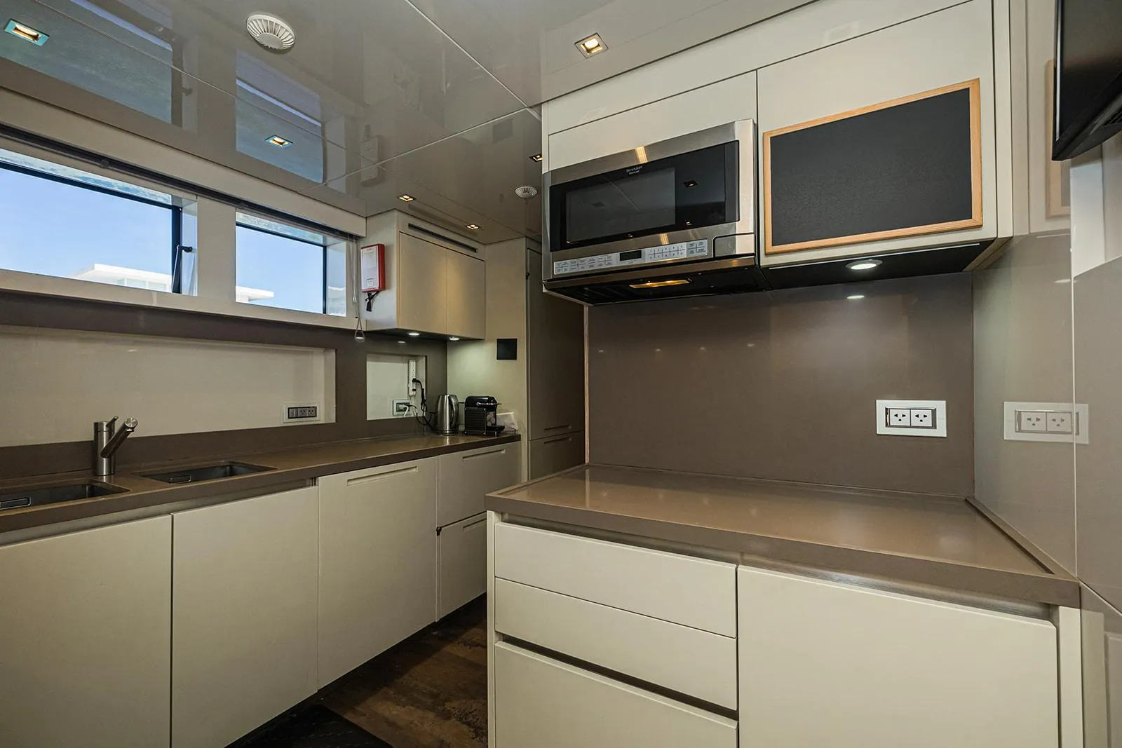 Sanlorenzo SL104 interior y salón principal en venta · Yates México · Cozumel