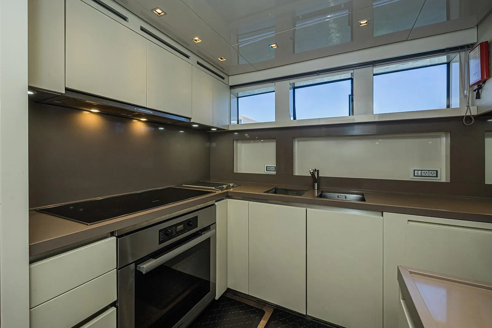 Sanlorenzo SL104 interior y salón principal en venta · Yates México · Cozumel