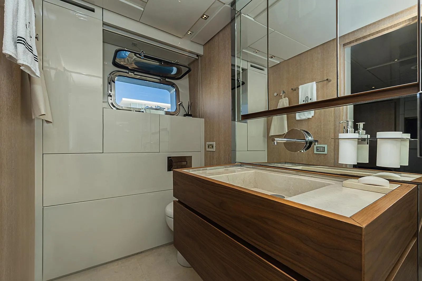 Sanlorenzo SL104 cabinas en venta · Yates México · Cozumel