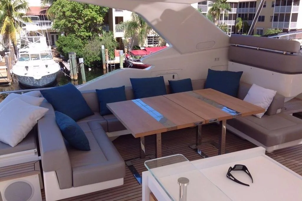 Custom Line 100 · Yate en venta en Panamá · Yates México