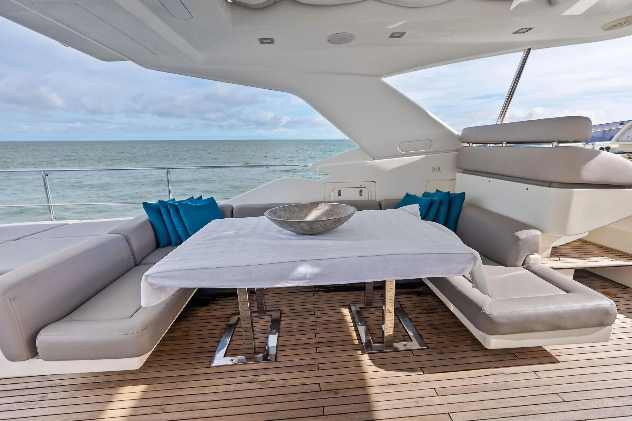 Custom Line 100 · Yate en venta en Panamá · Yates México