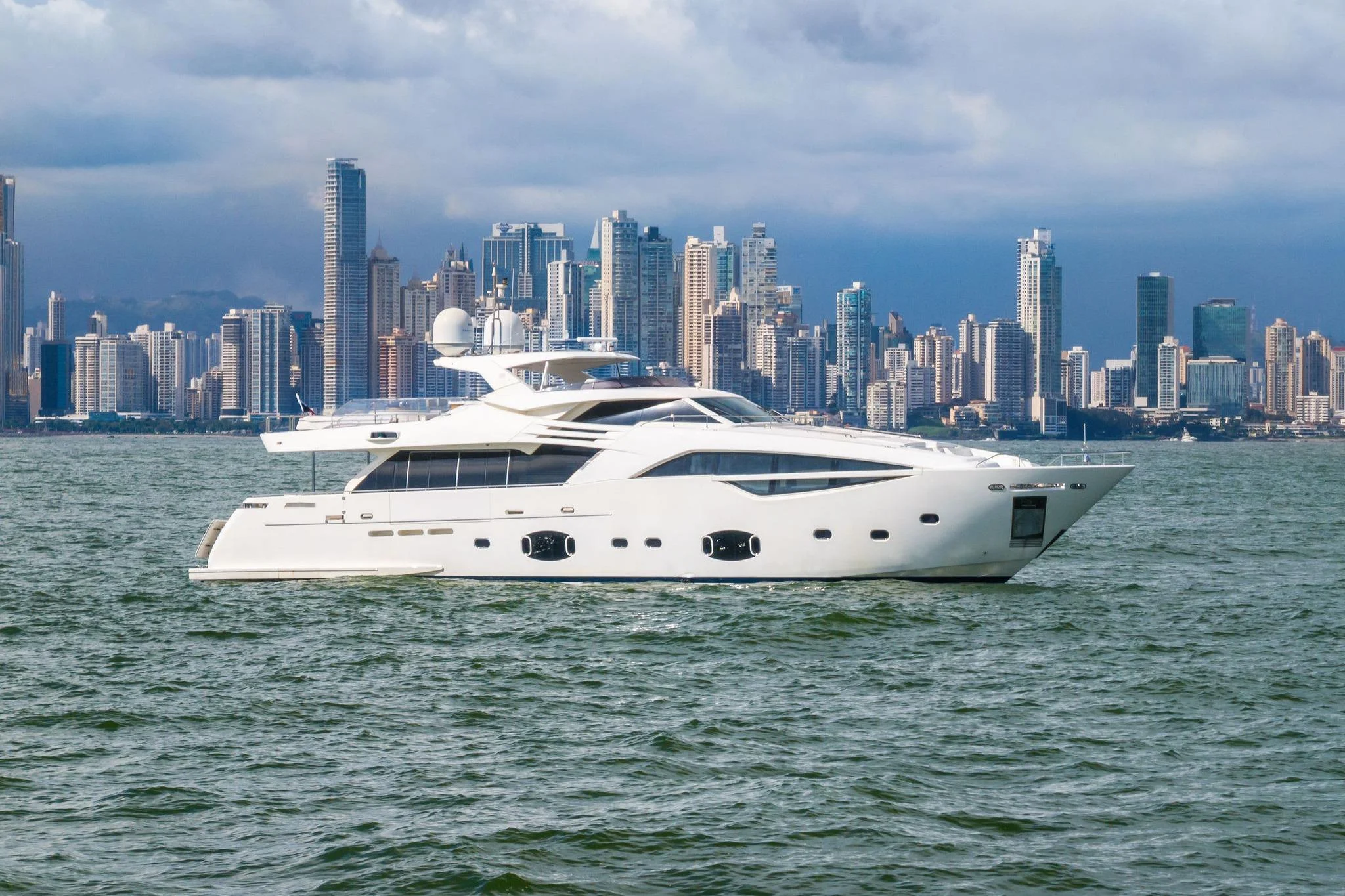 Custom Line 100 · Yate en venta en Panamá · Yates México