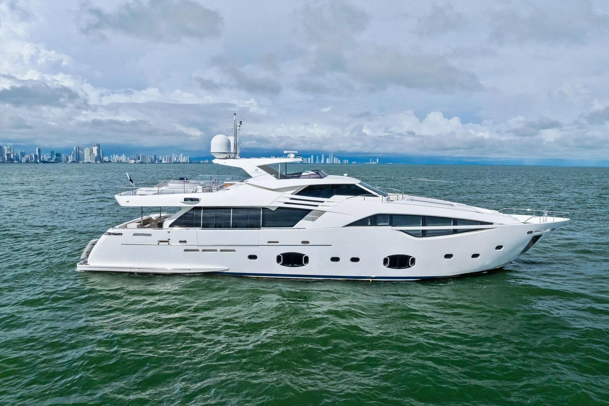 Custom Line 100 · Yate en venta en Panamá · Yates México