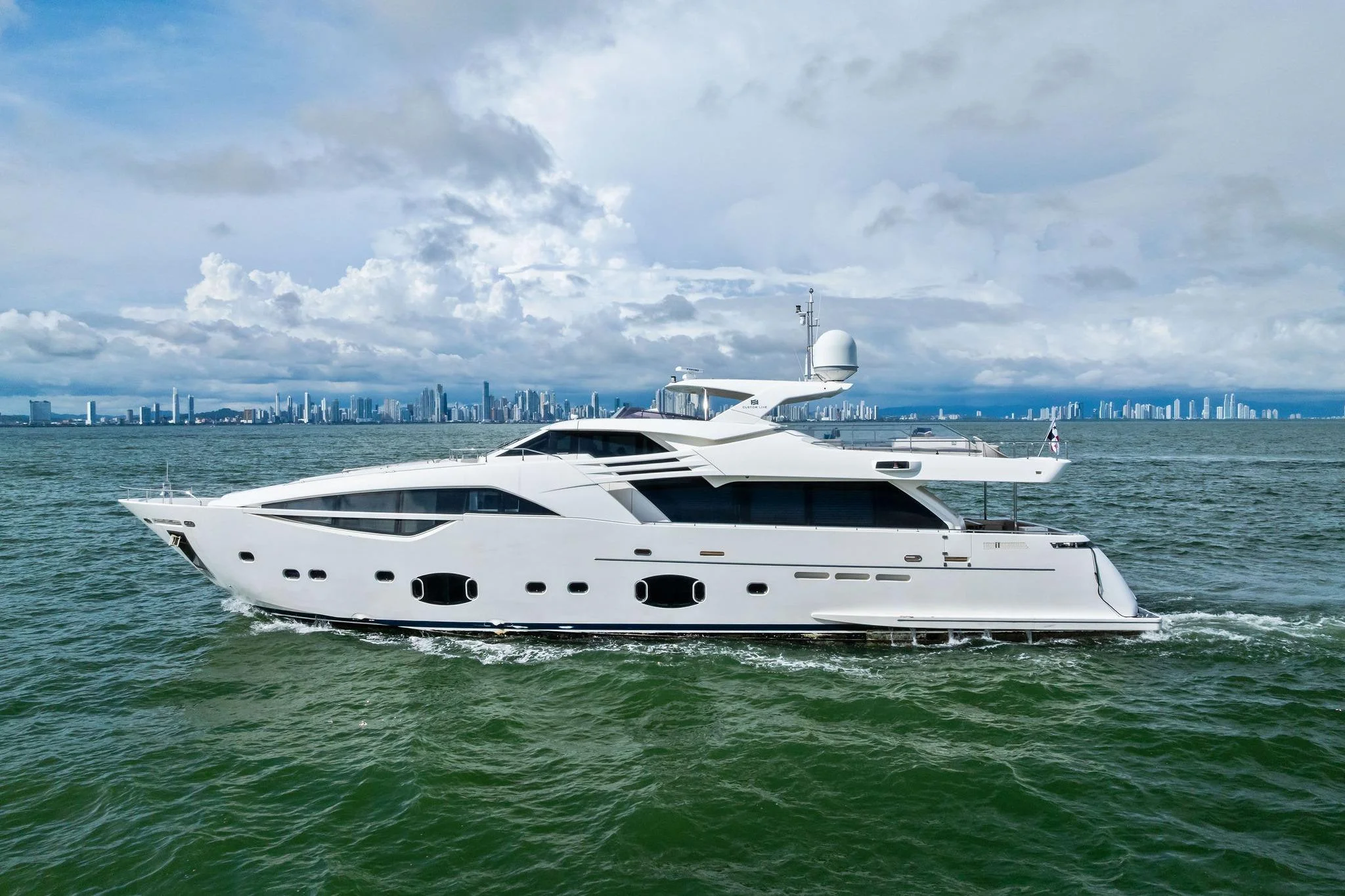 Custom Line 100 · Yate en venta en Panamá · Yates México