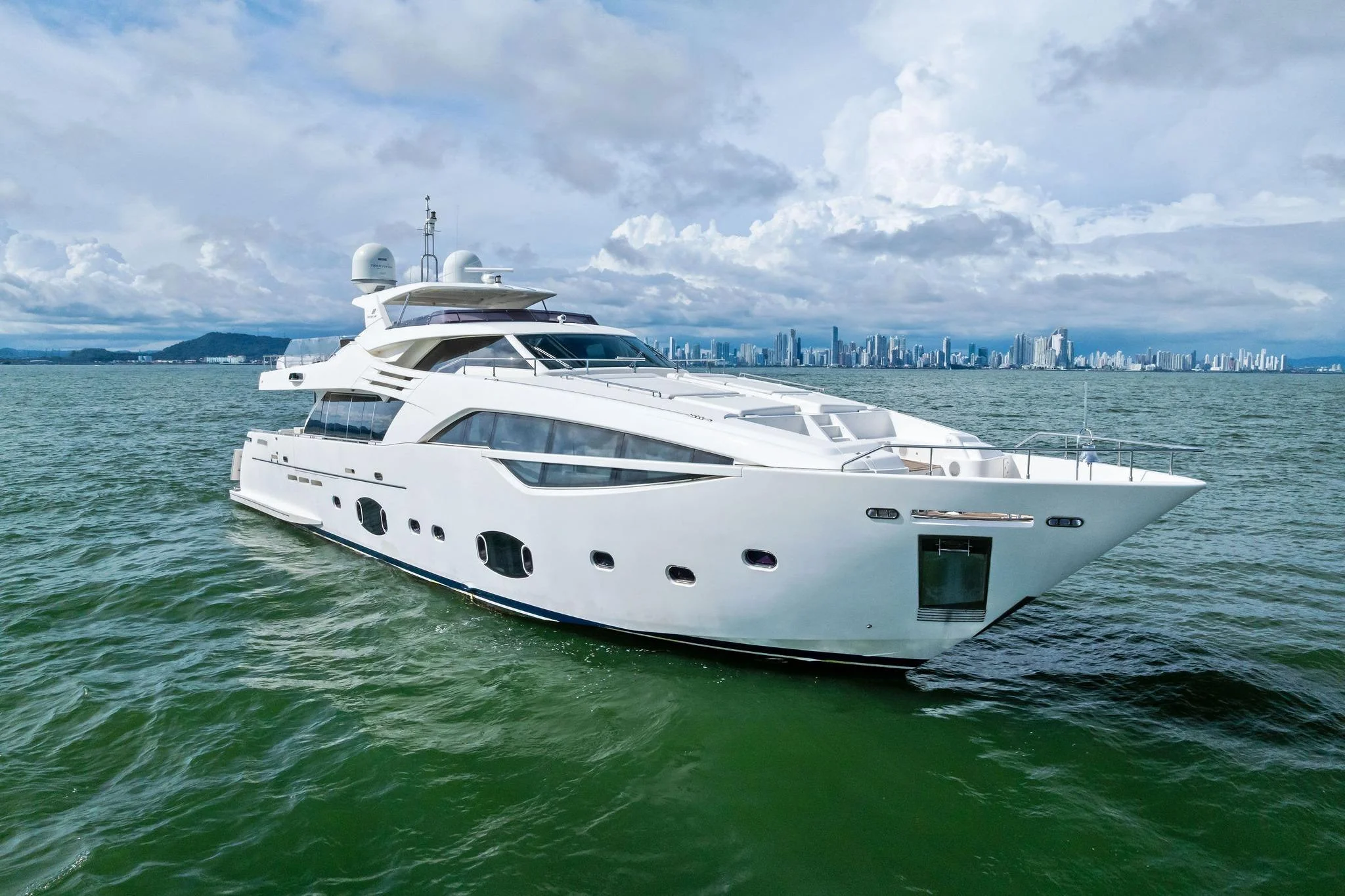 Custom Line 100 · Yate en venta en Panamá · Yates México